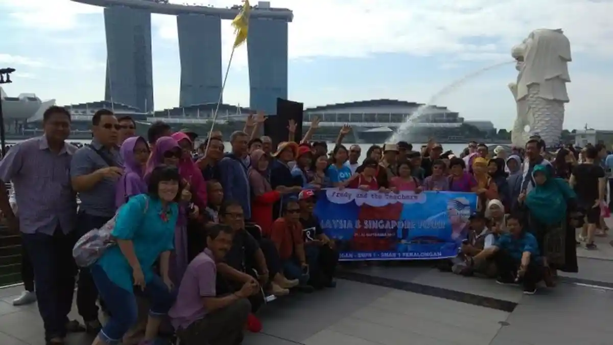 Cerita Freddy Kirim 65 Mantan Gurunya Melancong ke Singapura dan Malaysia