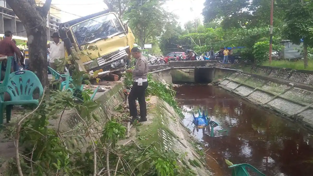 Dada Najib Remuk Dihantam Truk Bermuatan Pasir - truk-hantam-penambal-ban_20160105_210326.jpg