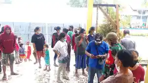Pengungsi-Gunung-Lewotobi-Laki-Laki-saat-mengantre-bantuan.jpg