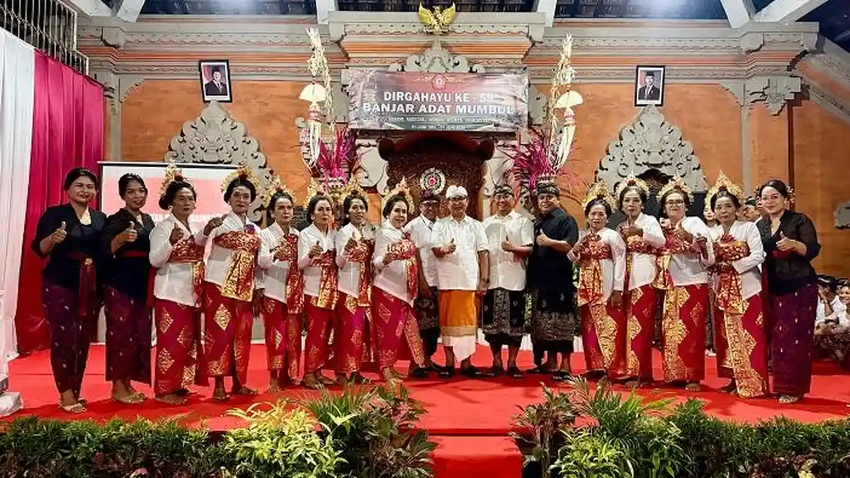 Bupati Badung Apresiasi Aplikasi Sikap Mumbul Saat Potong Tumpeng Perayaan HUT Ke-59 Banjar Mumbul - Tribun-bali.com