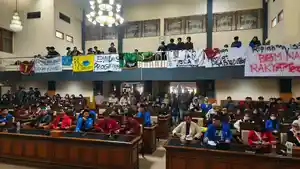 Demo-Mahasiswa-Kuningan-17-Juni.jpg