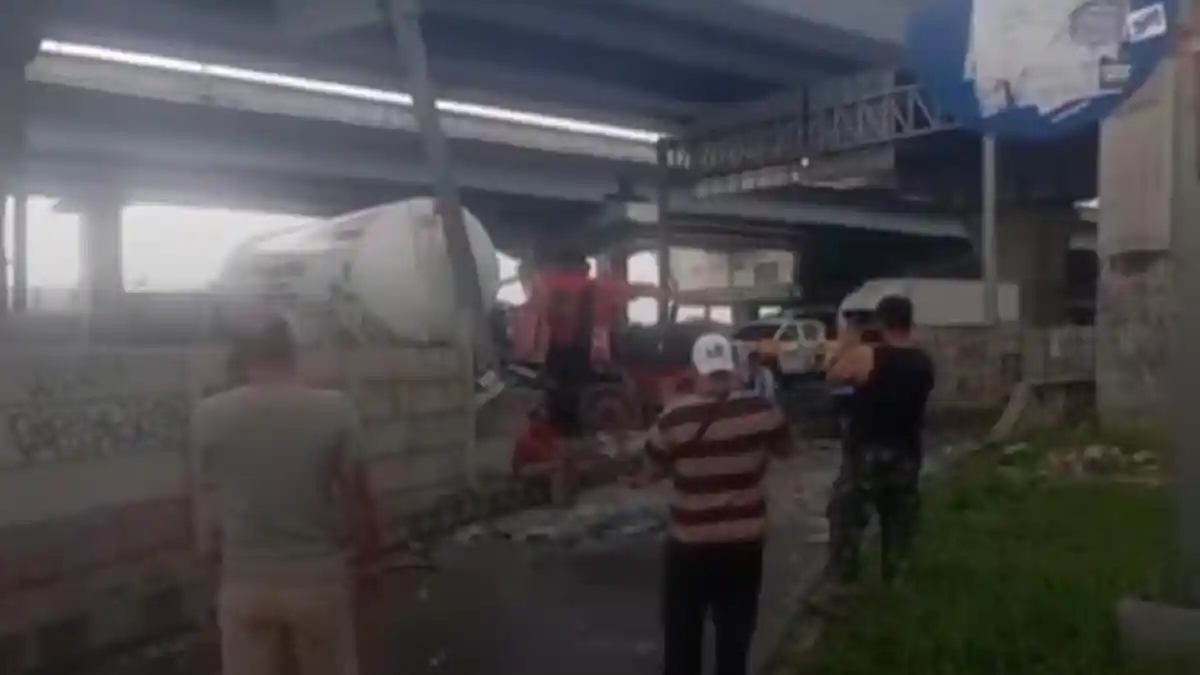 Kecelakaan Hari Ini di Jakarta: Truk LPG Slip hingga Tabrak Pembatas Tol Cikunir