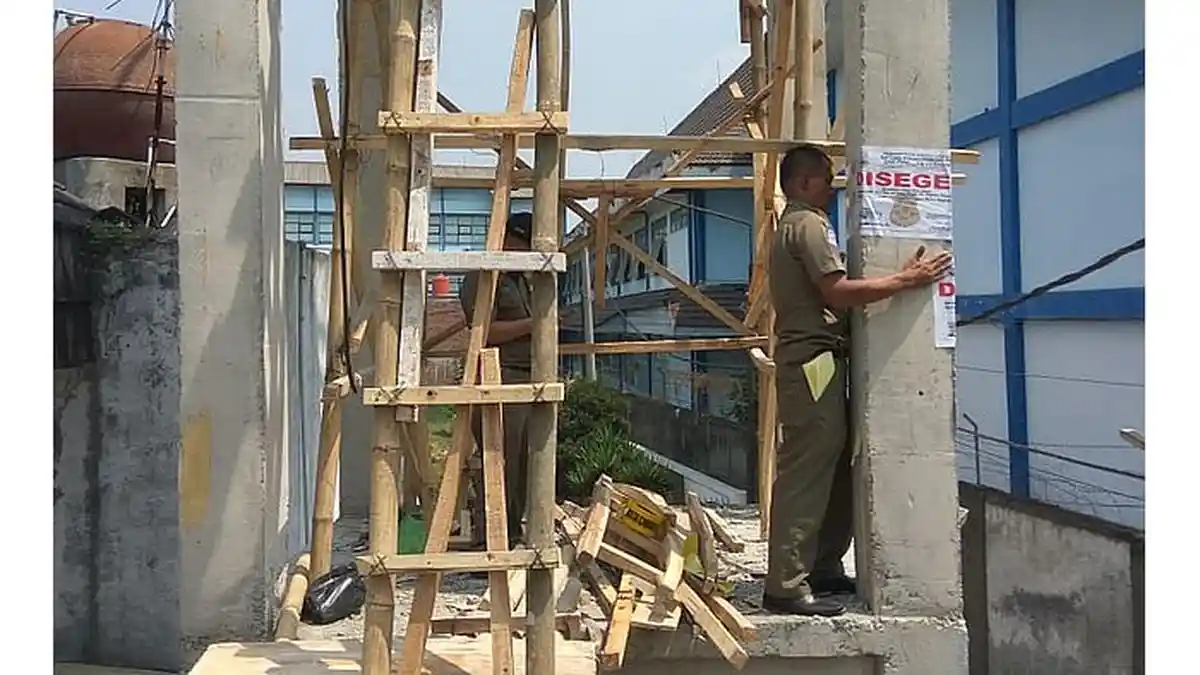 Tak Mengantongi Izin, Tower Telekomunikasi di Cimahi Disegel Satpol PP