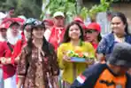 Upacara HUT ke-78 RI di Tengah Sawah