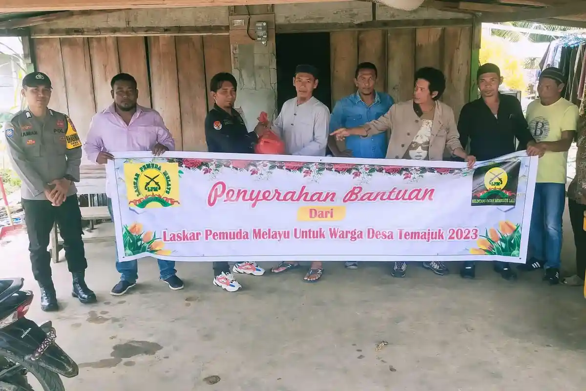 DPD Laskar Pemuda Melayu Sambas Salurkan Sembako ke Warga Temajuk Perbatasan Malaysia