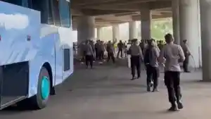 bus-deltras-rusak-akibat-kerusuhan-di-stadion-gelora-joko-samudro-gresik.jpg