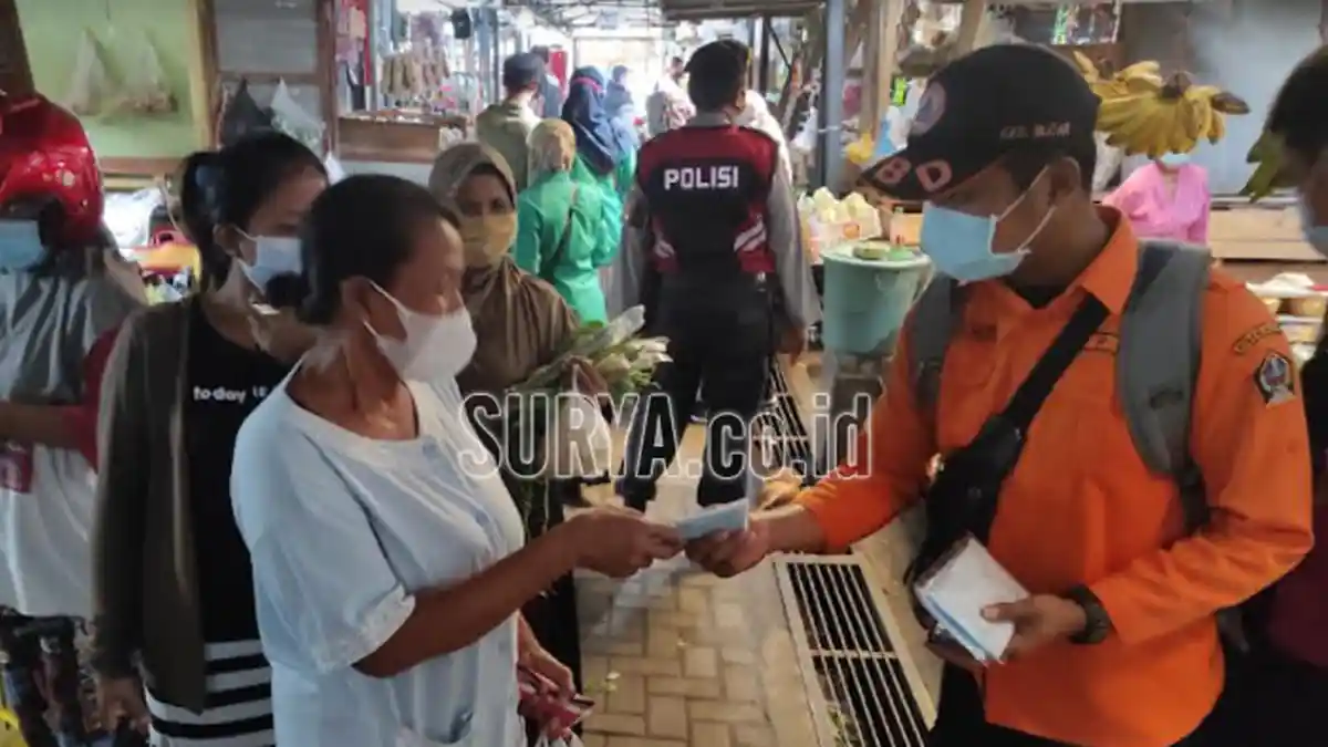 BPBD Kabupaten Blitar Bagikan Masker Gratis di Ponpes dan Pasar Garum