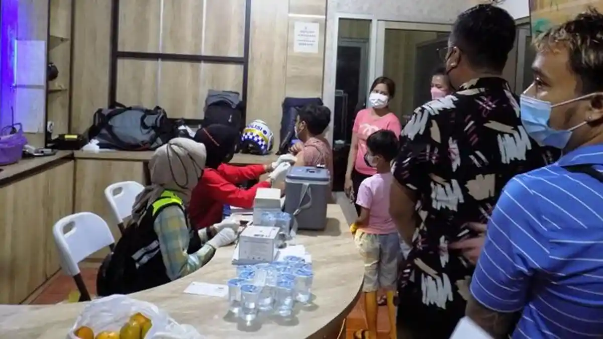 Gerai Vaksin Malam Polrestabes Semarang Diserbu Warga, Cari Booster sebagai Syarat Mudik