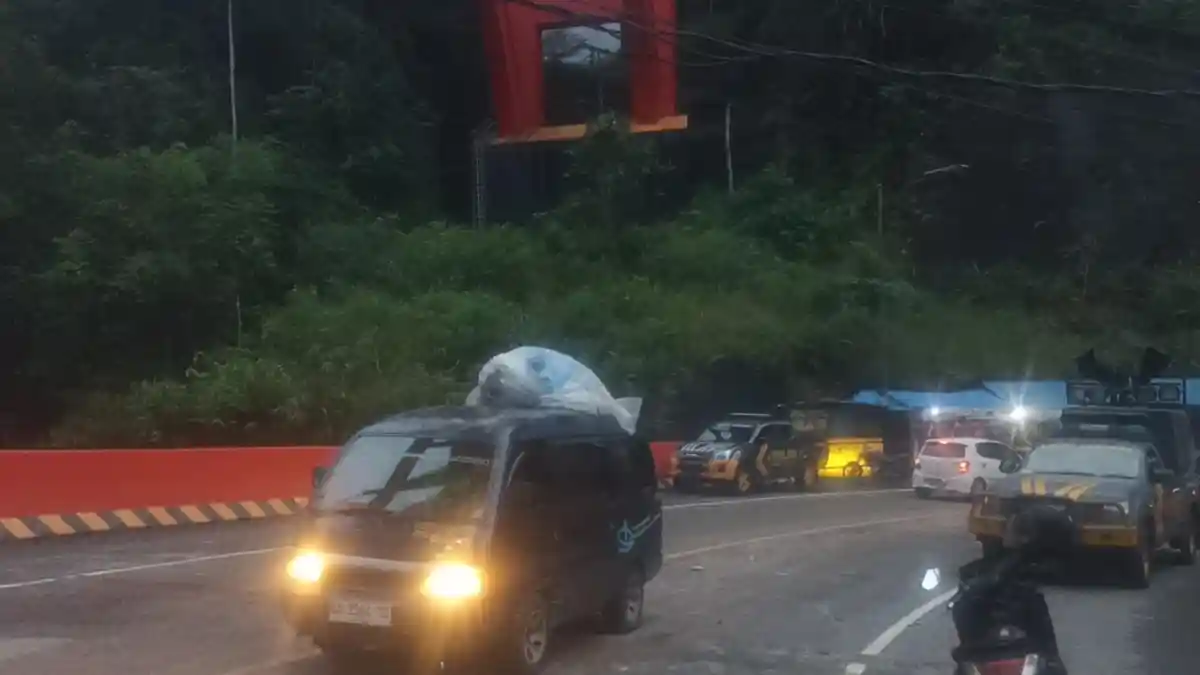 FOTO Penampakan Terkini Kelok 9 Pasca Longsor, Kendaraan Sudah Bisa Lewat - MULAI-DIBUKA-Akses-lalu-lintas-di-kelok-9-pasca-1.jpg