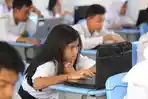 Siswa-kelas-9-mengerjakan-soal-mata-pelajaran-agama-yang-tertera-di-layar-laptop-Bahasa-Indonesia.jpg