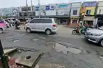 Jalan Tole Iskandar Depok Rusak Parah dan Berlubang, Warga Berharap Segera Diperbaiki 