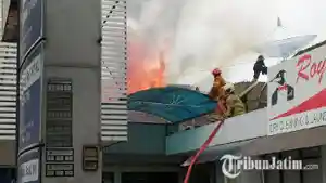 Petugas-pemadan-berjibaku-memadamkan-kebakaran-Apotek-Kimia-Farma-di-Surabaya.jpg