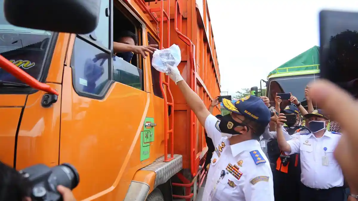 Kemenhub Bagikan 1 Juta Masker dan Handsanitizer Gratis ke Terminal dan Pelabuhan 