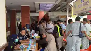 bogor/Pj-Gubernur-Jawa-Barat-saat-mengunjungi-RSUD-Ciawi-pasca-kecelakaan-mau-di-GT-Ciawi-2.jpg