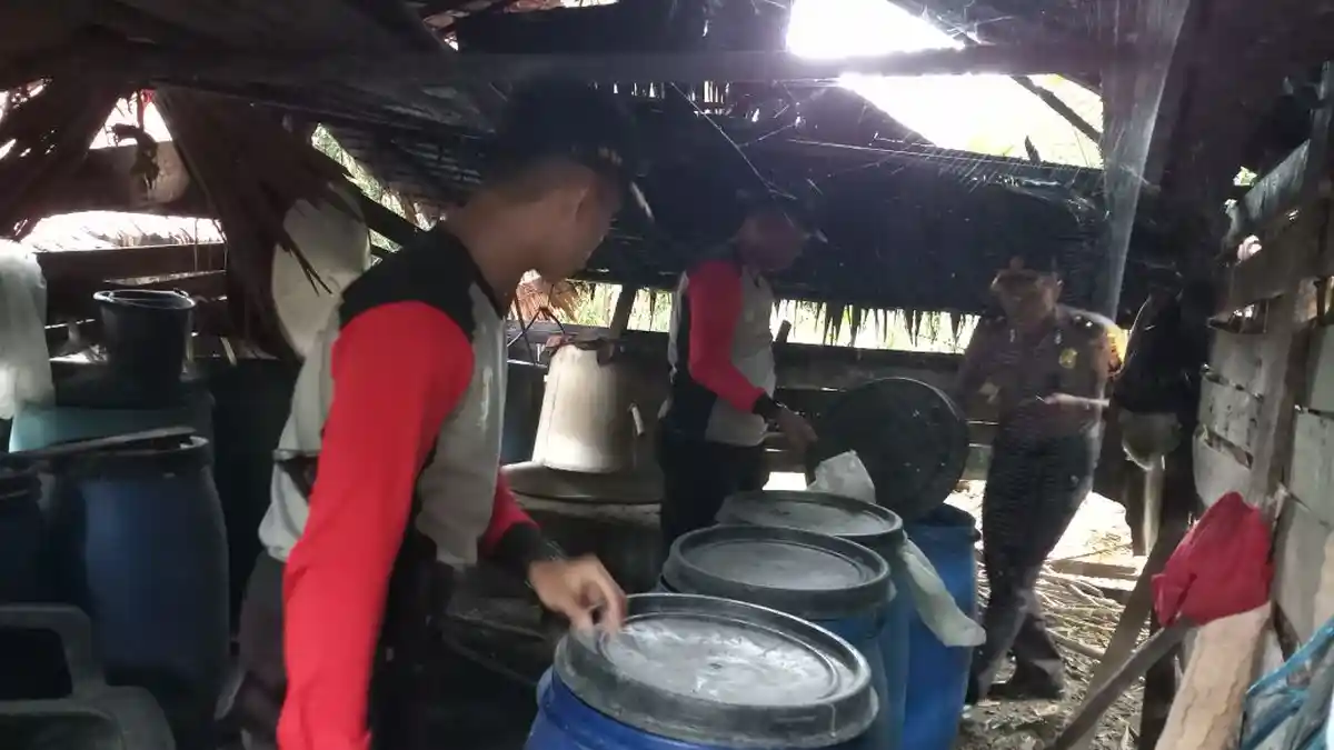 Mantap, Polres Sambas Grebek Tiga Lokasi Pembuatan Arak