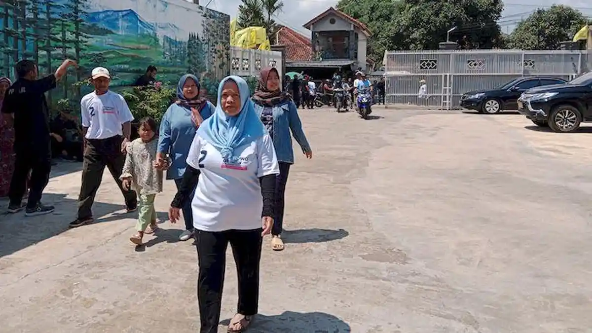 Warga Mulai Berdatangan ke Rumah Umuh Muchtar, Sambut Gibran Rakabuming Raka