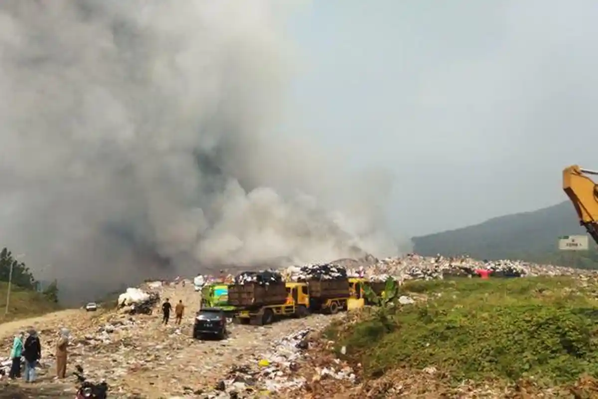 Ribuan Warga di Tiga Desa di Bandung Barat Terdampak Kepulan Asap dari Kebakaran TPA Sarimukti