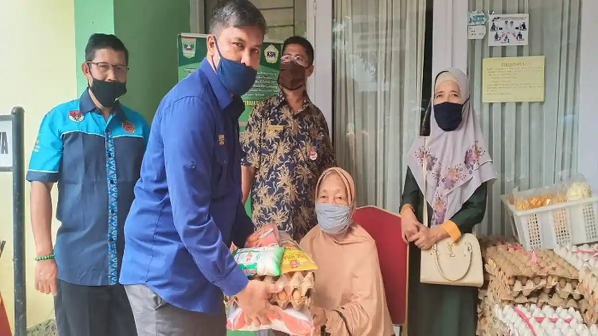 195 Lansia di Kota Padang Terima Bantuan Paket Sembako, Turut Diterima Veteran dan Janda Perintis