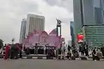 Hari-Waisak-Warga-swafoto-di-depan-miniatur-di-kawasan-Bundaran-HI-Jakarta.jpg