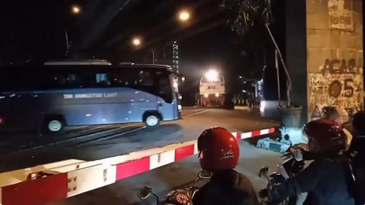 Viral Dua Bus TNI AL Terobos Perlintasan KA di Malang, 2 Pengemudi Diperiksa