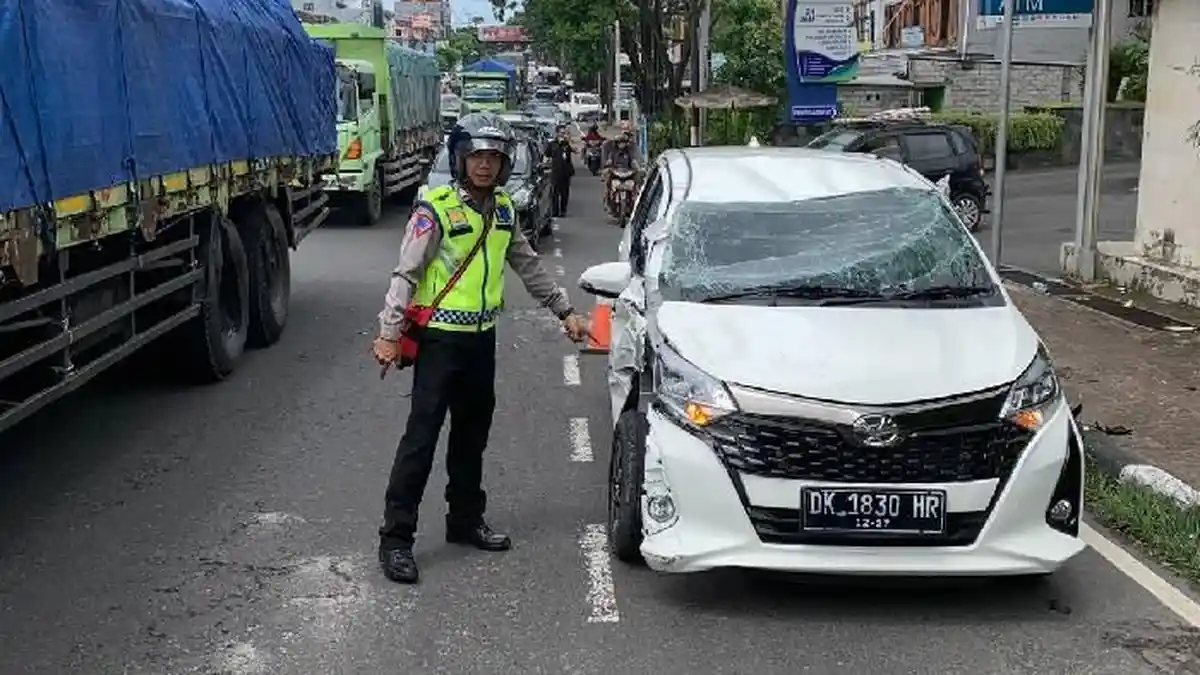 Lakalantas di Tabanan, Mobil Terbalik di Bypass Soekarno, Tak Ada Korban Jiwa
