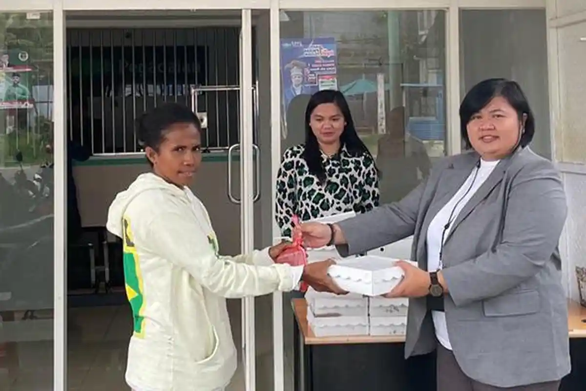 Program Mengetuk Pintu Langit, Pegadaian Area Sorong Bagikan Bantuan untuk Nasabah