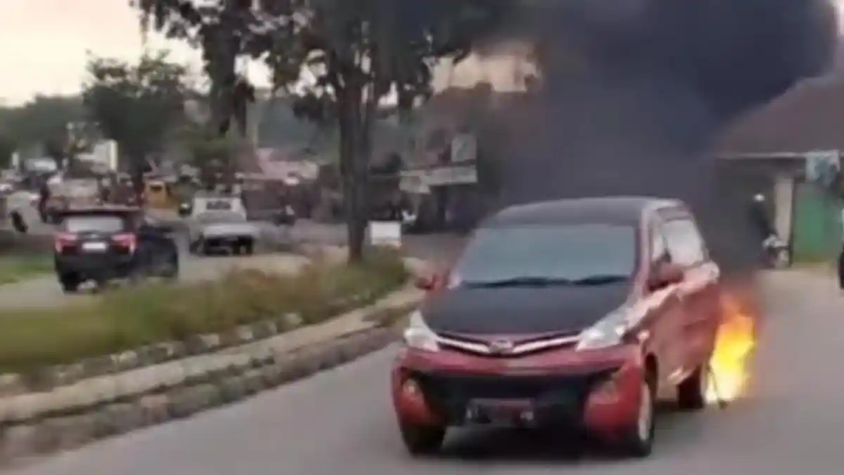Video Mobil Diduga Dipakai Mengetap Terbakar di Palaran Samarinda, Sopir Sempat Berupaya Kabur