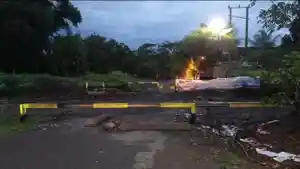BREAKING-NEWS-Seorang-Wanita-Tewas-Ditabrak-Kereta-Api-di-OKU-Timur-Terpental-Bersama-Motornya.jpg