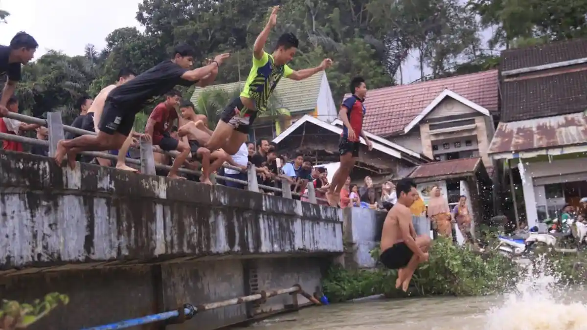 Volume Air Bendungan Benanga Samarinda Tinggi, Warga Pilih Menceburkan Diri Berenang