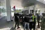Petugas Perketat Keluar Masuk Barang dan Orang di PLBN Nanga Badau Perbatasan Indonesia-Malaysia 