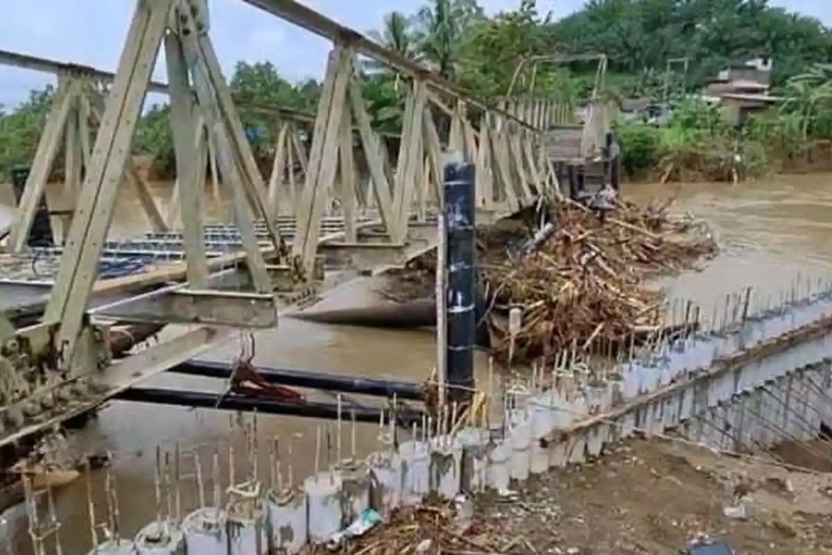 Jembatan Ambruk, 4 Ribu Warga Leling Mamuju Terisolir  dan Takut Naik Rakit Usai Menelan Korban