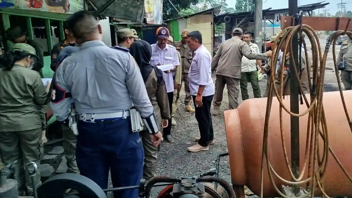 Satpol PP Batang Bersih-Bersih Exit Tol Kandeman, 91 Bangunan Liar Bakal Diratakan Usai Lebaran