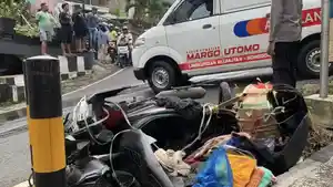 Bapak-ibu-dan-dua-anak-terlempar-dari-kendaraan-seusai-tabrak-tembok-diduga-rem-blong.jpg