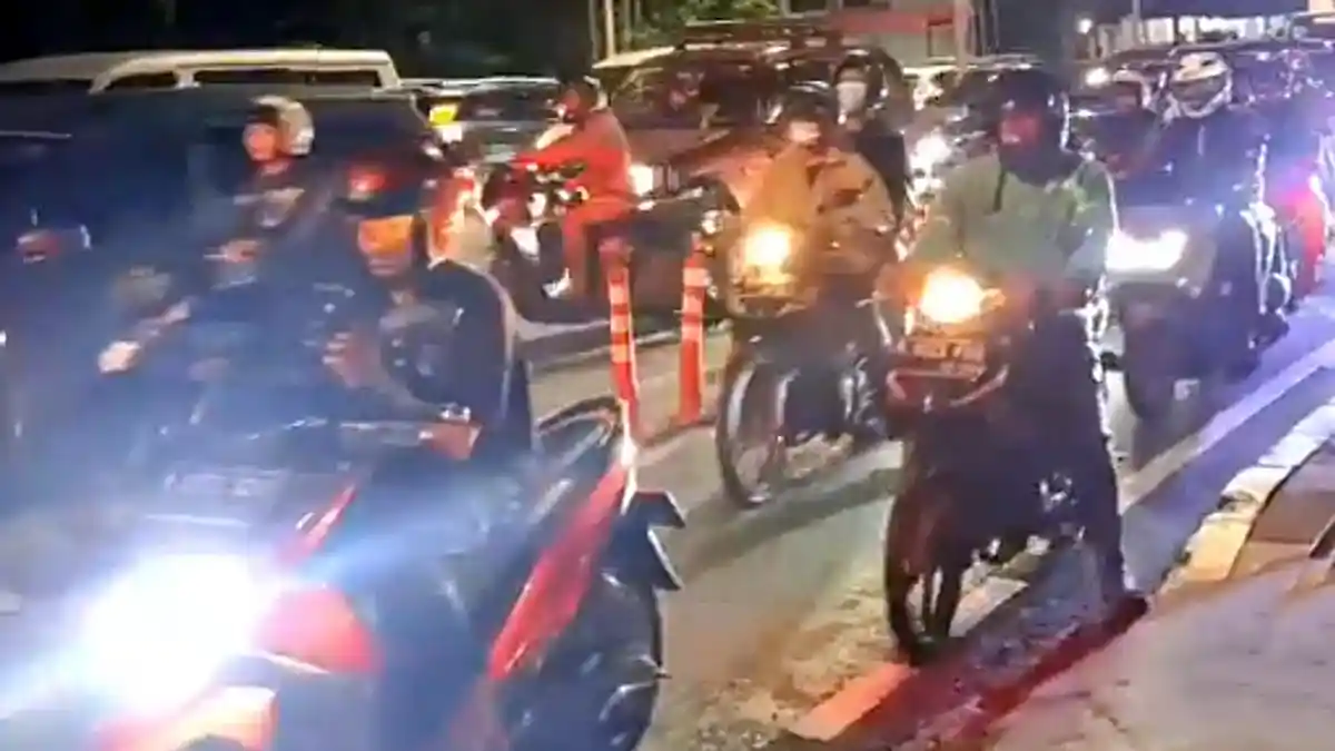 Mobil dan Motor Masih Terobos Jalur Sepeda, Banyak Stick Cone yang Rusak,