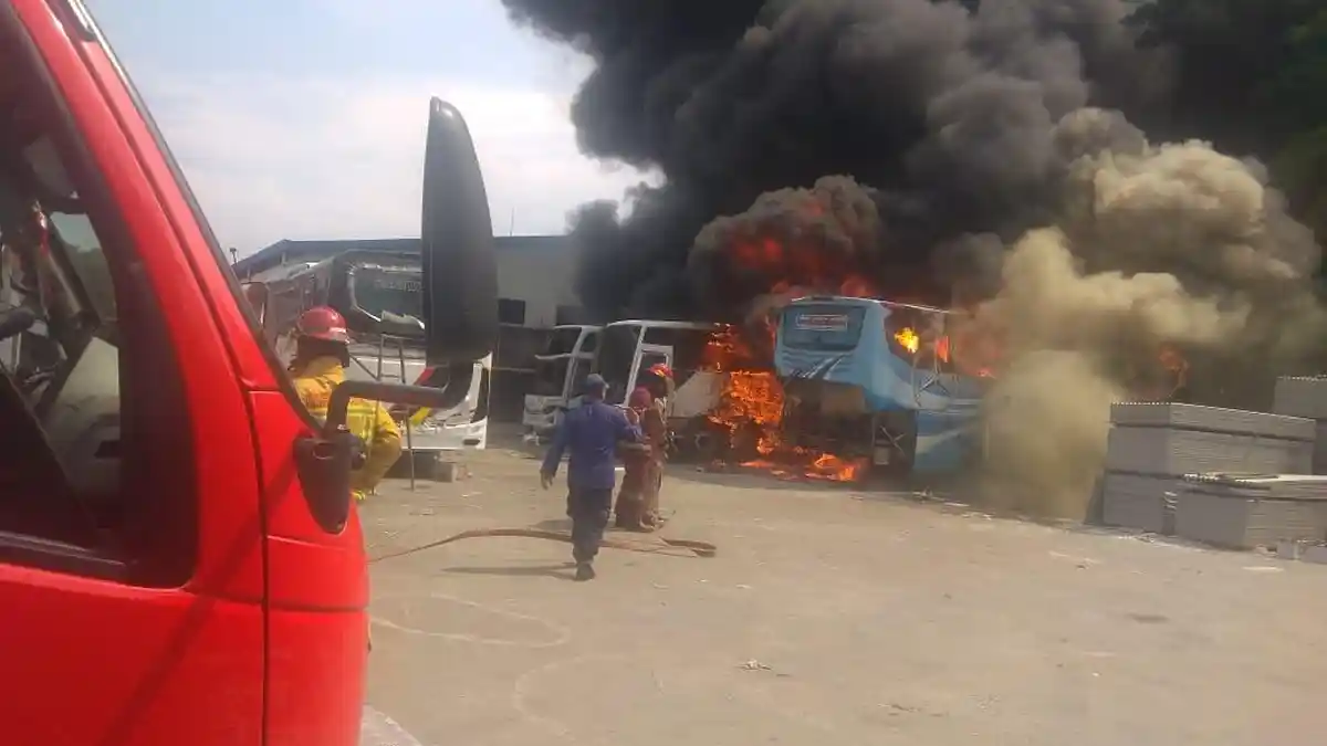 Kena Percikan Api saat di Las, Bus yang Sedang di Reparasi di Sentul Bogor Hangus Terbakar