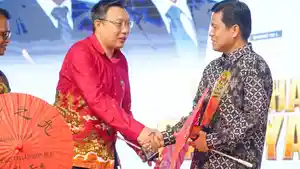 20260428-Rektor-UMP-Purwokerto-Jebul-Suroso-menerima-penghargaan-dari-Puhua-School.jpg
