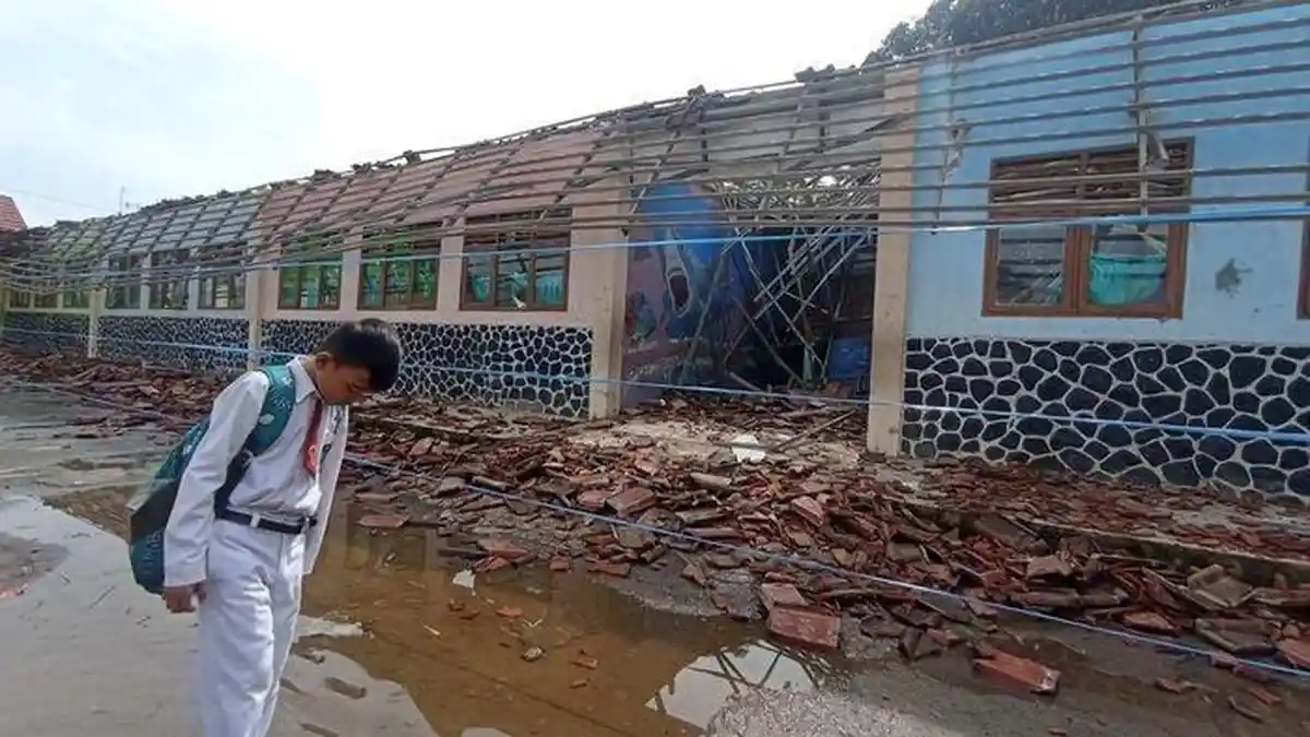 Atap Sekolahnya Ambruk, Bagaimana Nasib Para Murid SDN 2 Panyingkiran Sumedang?