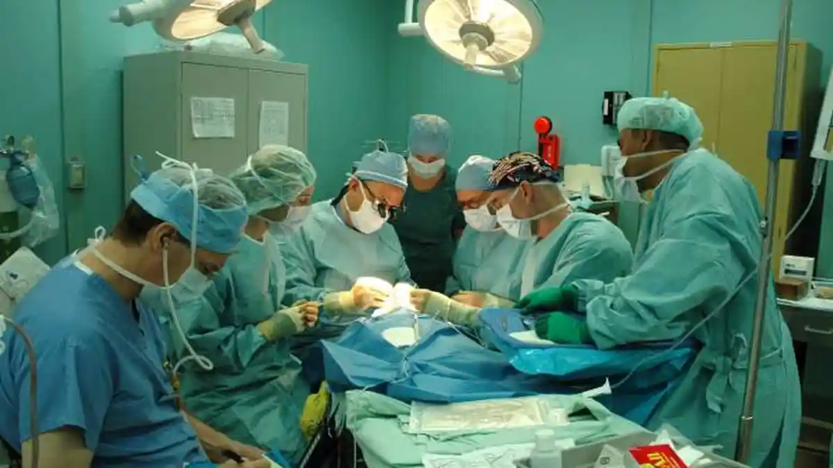 Mengapa Dokter Bedah Kenakan Pakaian Hijau atau Biru? Ternyata Ini Alasannya