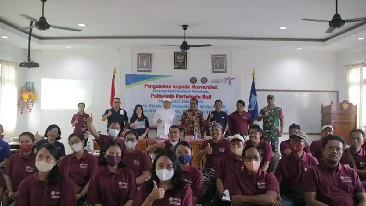 Prodi Destinasi Pariwisata Poltekpar Bali Sosialisasi Tata Kelola Desa Wisata di Kedisan Gianyar
