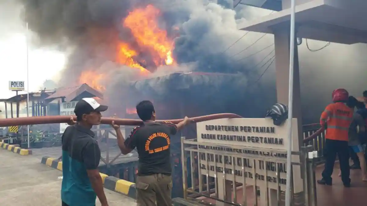 Pos TNI AL dan Kantor Polsek KP3 Kualatungkal Terbakar