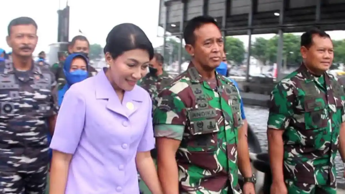 Panglima TNI Jenderal Andika Perkasa Beri Kenaikan Pangkat Bagi Serda Putra yang Gugur di Papua