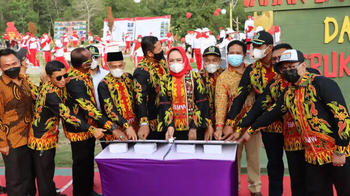 Bupati Winarti Resmikan Taman Ikatan Cinta Tulangbawang