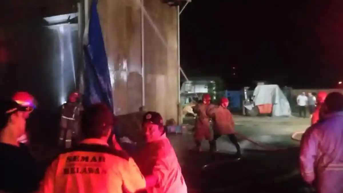 Mesin Diduga Over Heat, Pabrik Triplek di Mojowarno Jombang Ludes Dilalap Api