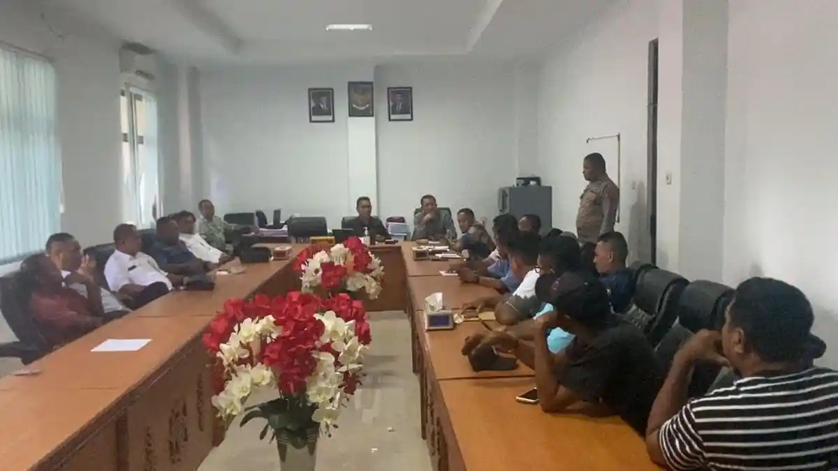 Sejumlah Sopir Angkot Passo Kembali Seruduk DPRD Ambon, Ini Tuntutannya