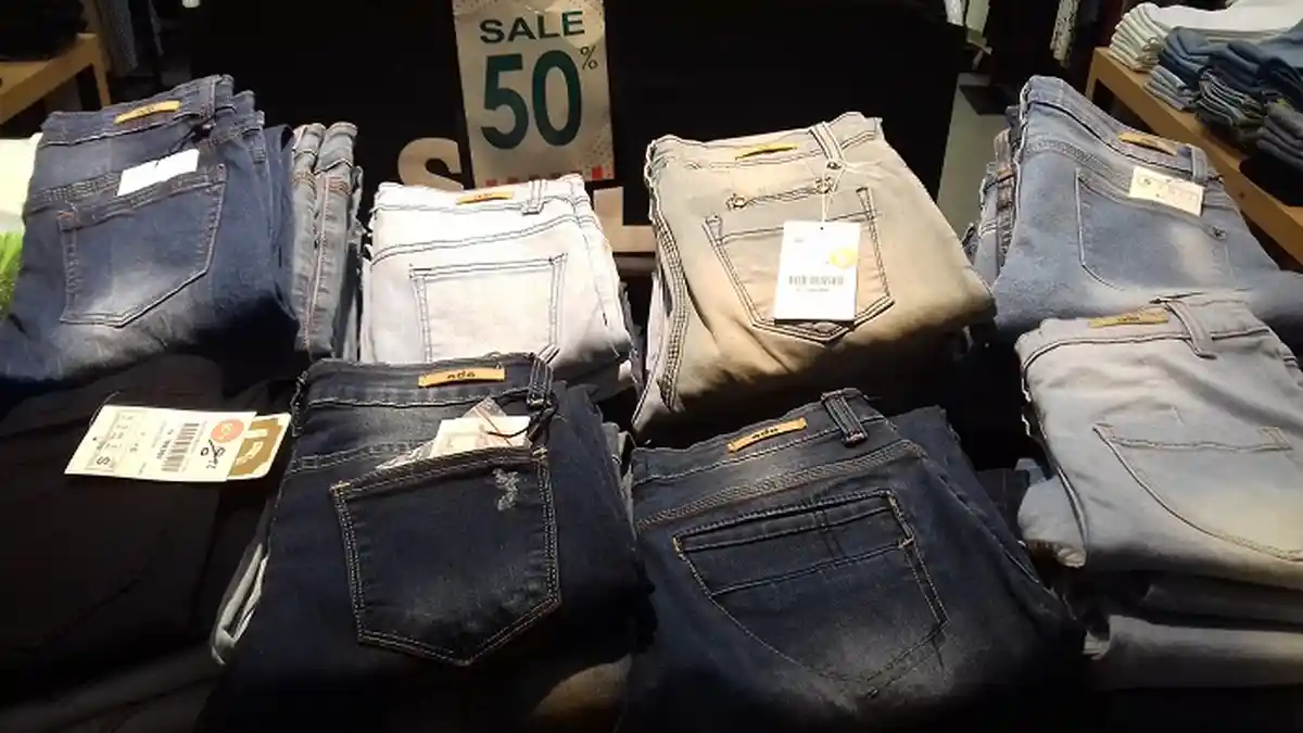 Celana Jeans Wanita di Ada Fashion Hartono Mall Solo Baru Ini Harganya Diskon 50%