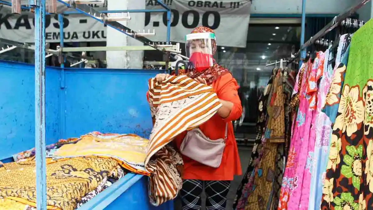 Pedagang Kaki Lima di Jalan Malioboro Gunakan Face Shield saat Berjualan