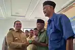 Penjabat-Bupati-Sumedang-Yudia-Ramli-membagikan-Kartu-Tangkis-atau-singakat-dari-Tangkal-Kemiskinan.jpg