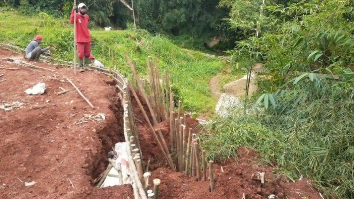 Area TPU Jombang Ciputat, Khusus Covid-19 Longsor, Petugas Buat Turap Bambu