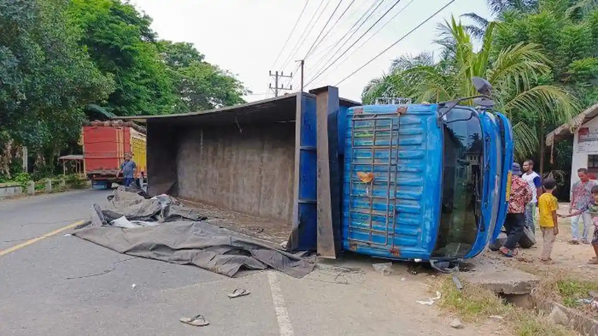 Sopir Mengantuk, Truk Pengangkut Beras Bulog Tabrak Beton Jembatan Saat Sahur