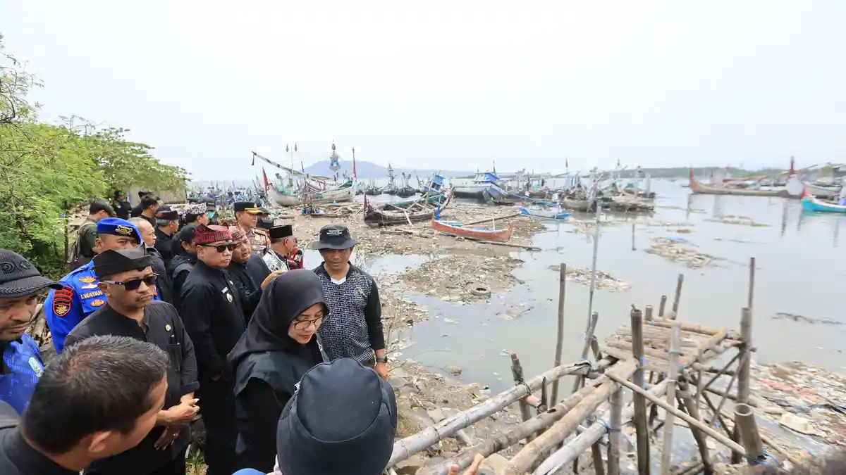 Geger Kalimati Banyuwangi: 15 Ton Sampah Rumah Tangga Diangkut
